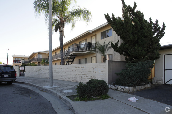 Primary Photo - Maple Street Apartments