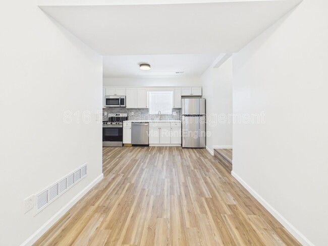 Building Photo - 633 S Fuller Ave