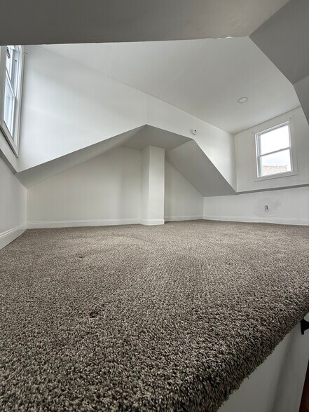 ATTIC/ROOM - 424 W Oak St