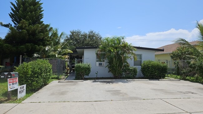 Building Photo - 225 SW 14th Ave