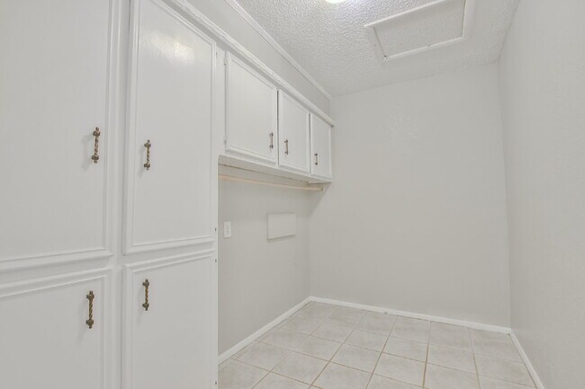Building Photo - Spacious and Gorgeous 3/2 in Northwest Lub...