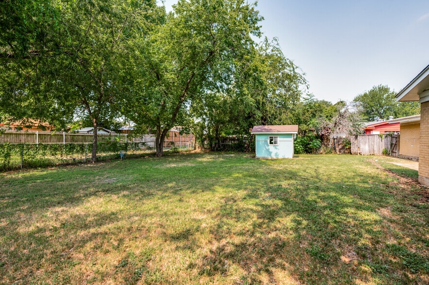 Building Photo - 1818 Highland Dr