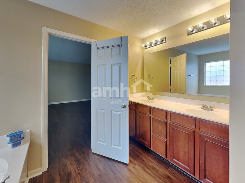 Building Photo - 6425 W Cedar Chase Dr
