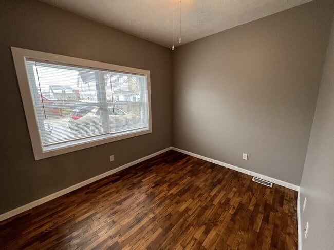 Building Photo - West Side 3BR Townhouse Style