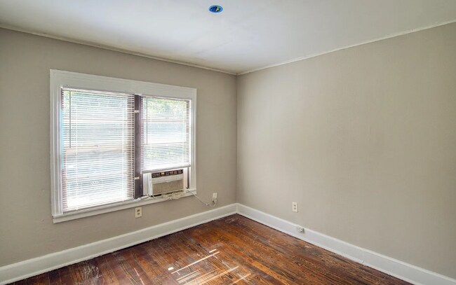 Building Photo - 9924 Sunset Dr