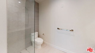 Building Photo - 105 S Doheny Dr
