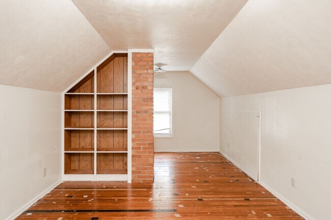 Building Photo - 1927 Olive St