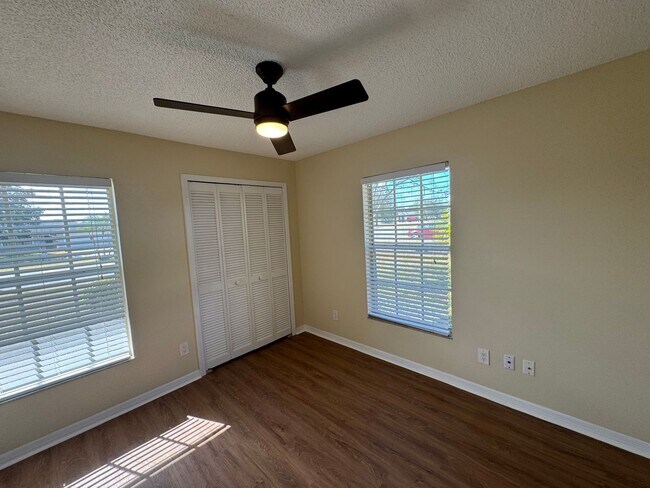 Building Photo - Spacious 3/2 Home with Screened Patio and Large Yard *Lawn Care Included!*