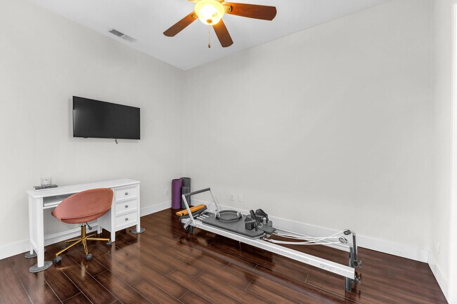 Building Photo - 35 Calle La Reina