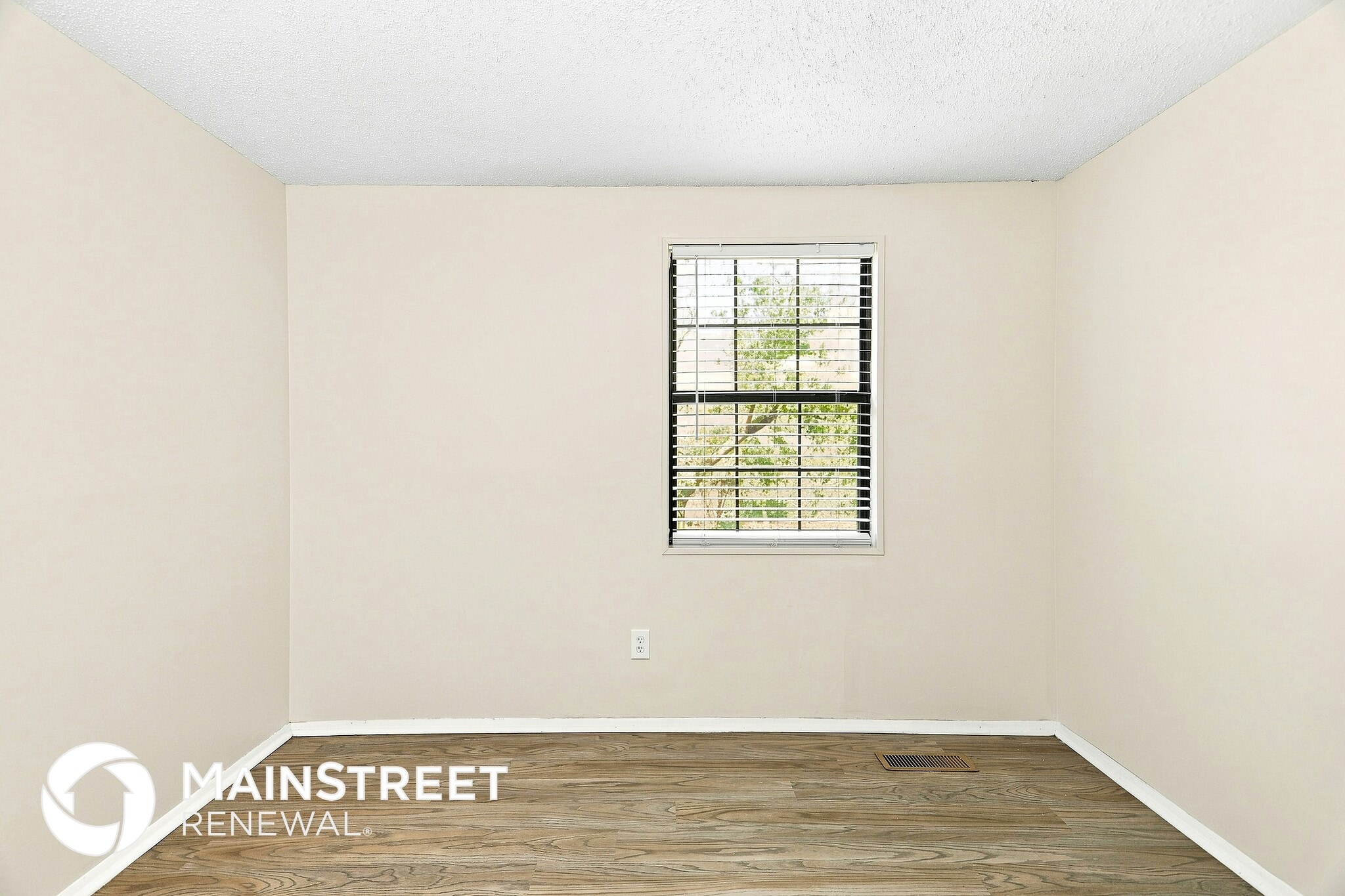 Building Photo - 5057 Oak Leaf Cir