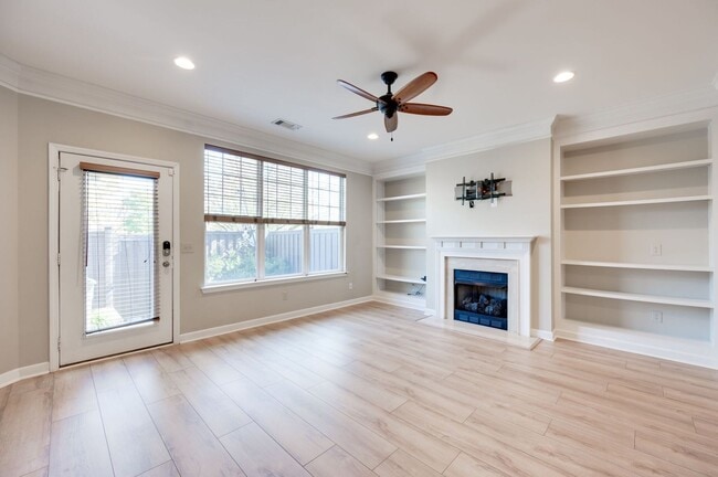 Building Photo - Awesome 2BE/2.5BA in the Pristine Park at ...