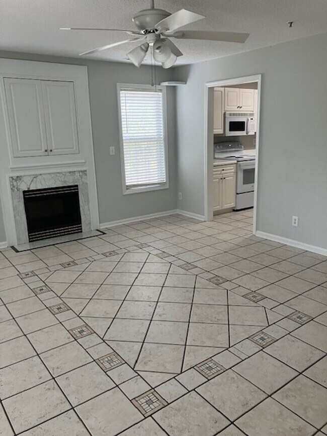 Building Photo - 909-H