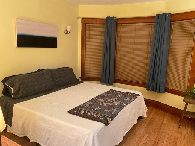 Building Photo - 735 Amherst St