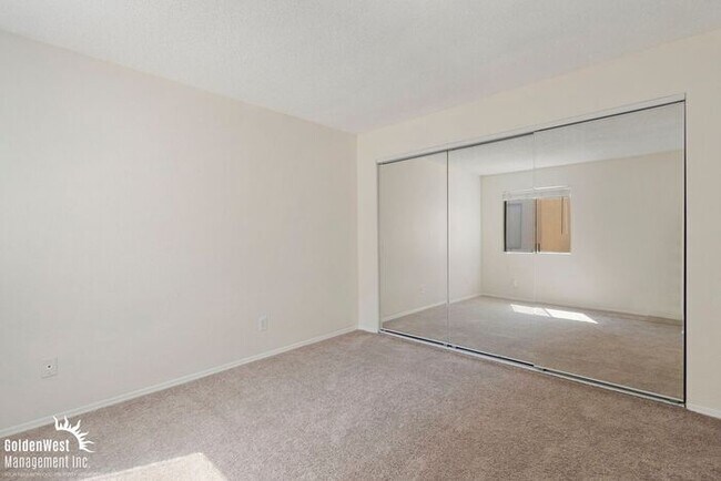 Building Photo - Beautiful 2Bda 2Ba Condo with Fireplace in Scottsdale!