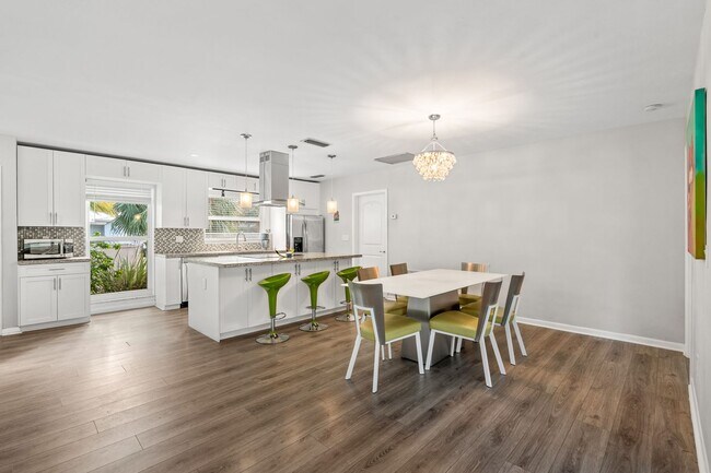 Building Photo - Single Family home on quiet street steps from the Intracoastal and Dining