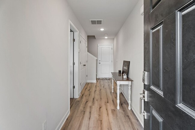 Building Photo - Townhome For Lease