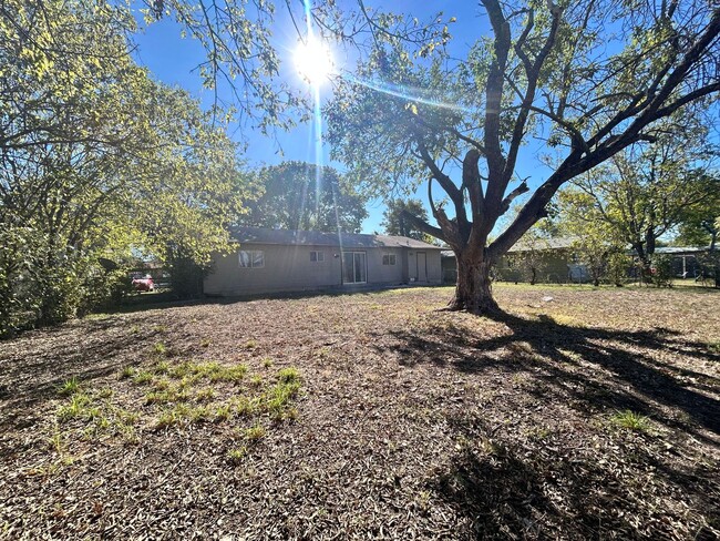 Building Photo - CUTE 3 BEDROOM HOME FEATURING 2 LIVING ARE...