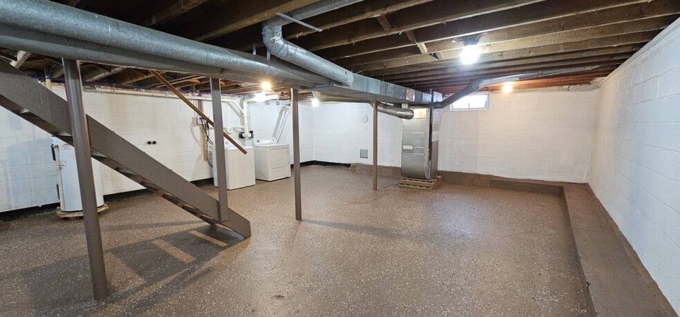 Building Photo - 7901 Elm St