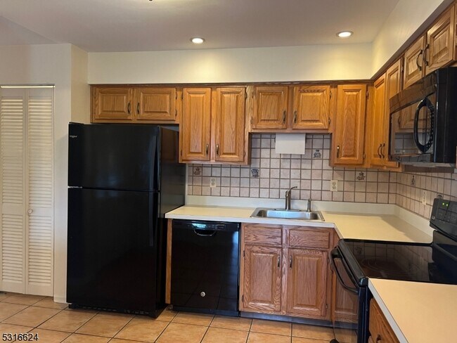 Building Photo - 184 Milkweed Ct