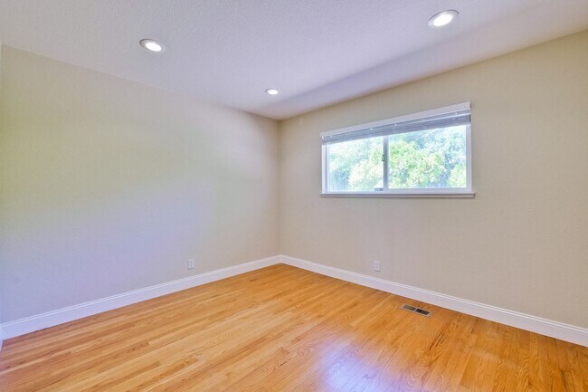 Building Photo - Spacious Home l Massive 12,525 Sq Ft Lot l...