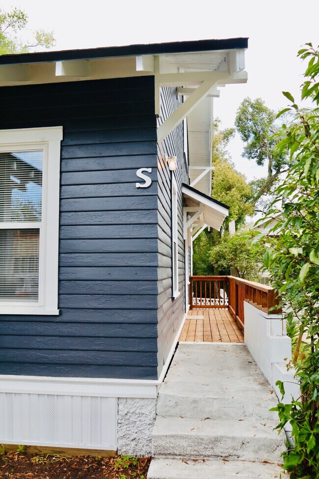 Adorable 1/1 on North Stone Street, 1,300... 143 N Stone St DeLand