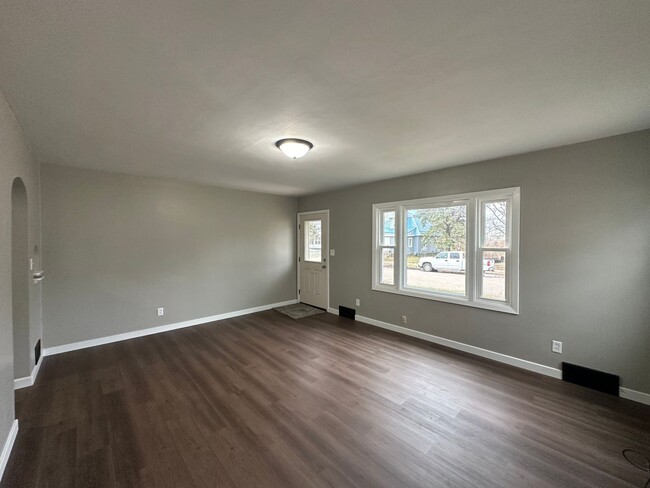 Building Photo - Remodeled 3 bed, 1 bath home for rent in W...