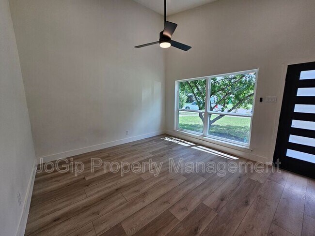 Building Photo - 1725 R Avenue