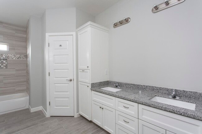 Building Photo - 2206 Liverpool Dr