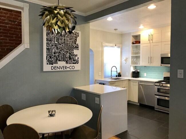 Building Photo - Bright and Cozy 2-Bedroom in Sunnyside wit...