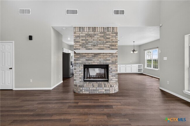 Building Photo - 1810 Mesa Oaks Cir