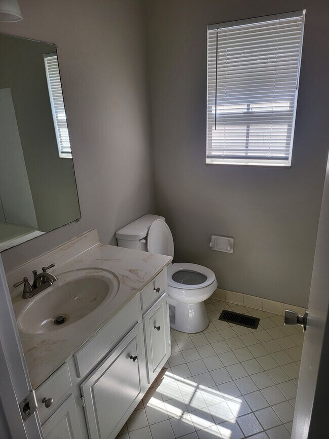 Building Photo - Large two-story colonial style home, Antioch