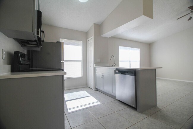 Building Photo - 13859 Glasser Ave