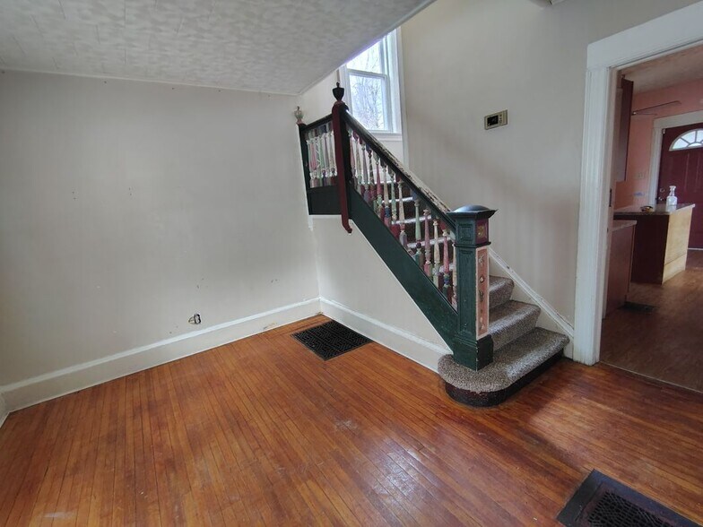 Building Photo - 2331 Midland Ave