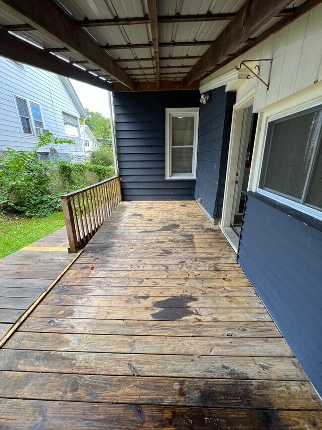 Building Photo - 3 Bed 1 Bath Single Family House 13 Essex St.