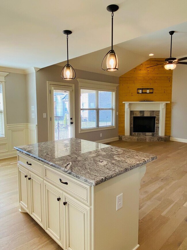 Building Photo - Luxury Home in Sango