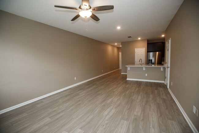 Building Photo - Like new 3 bedroom 2.5 bath townhome is Oa...