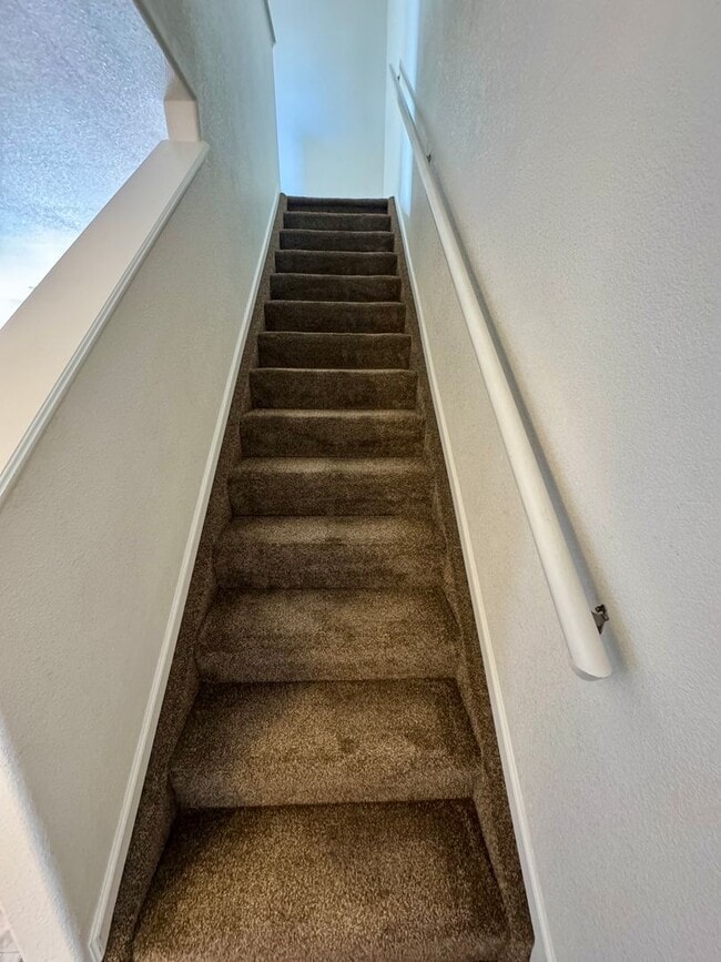 Building Photo - TWO BEDROOM TOWNHOME with AC