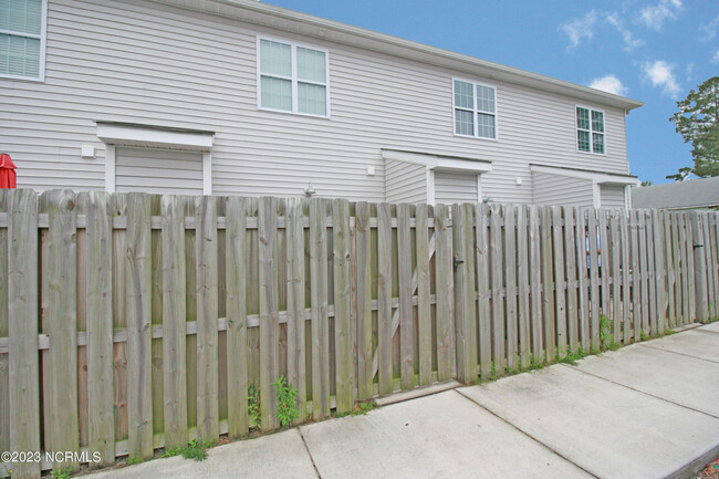 Building Photo - 49 Dresser Ln