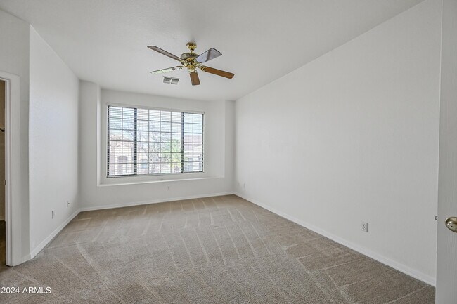 Building Photo - 2031 W Tracy Ln