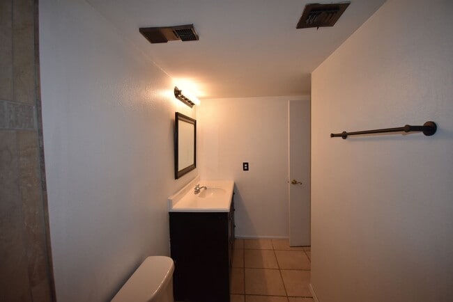 Building Photo - OCALA: 2 Bed/2 Bath, 2nd Floor Condo in Co...