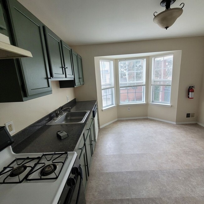 Building Photo - Spacious, freshly painted with lots of ame...