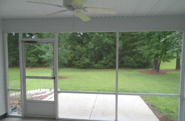 Building Photo - Three Bedroom Home in Pinecrest with Garage