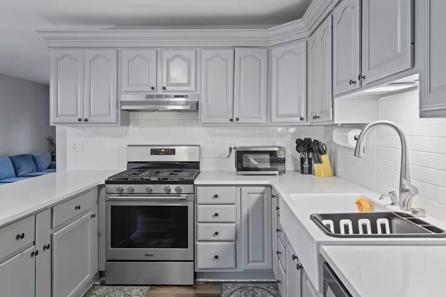 Kitchen with a stove, oven, refrigerator, freezer, dishwasher, toaster, blender, hot water kettle - 1002 Juniper Ln