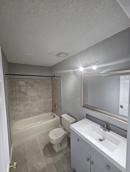 Secondary bathroom - 53 Juniper Way