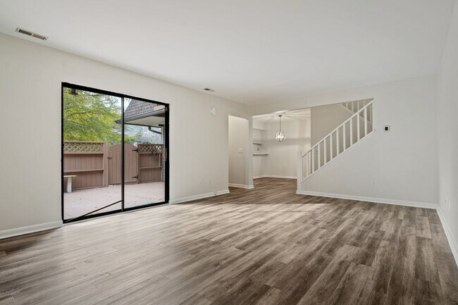 Building Photo - GREAT LOCATION!!! Large 2bedrm - Mins to U...