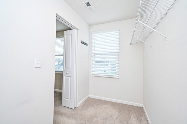 Building Photo - 5697 Julia Kate Dr