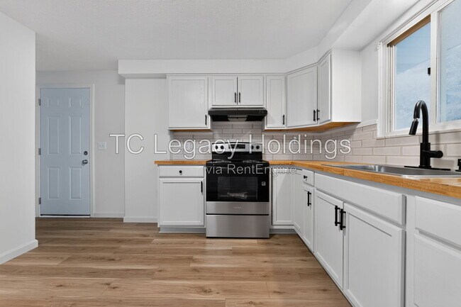 Building Photo - 729 Ridgeway Ave