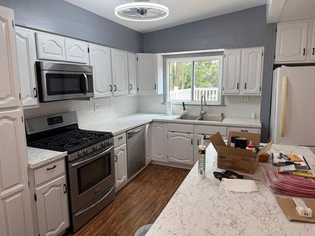 Building Photo - 3 bedrooms, 2 bathrooms, fenced in yard, e...
