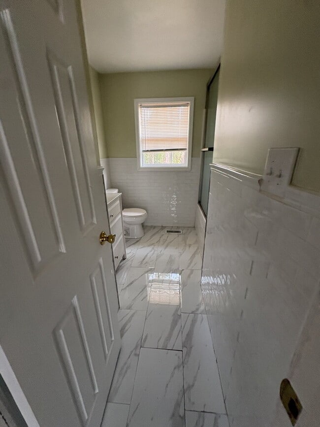 Building Photo - 123 Arthur Ct