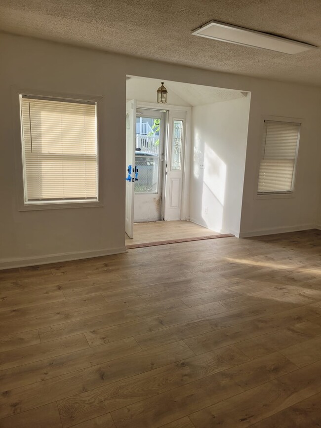 Building Photo - 912 Elfin Ave